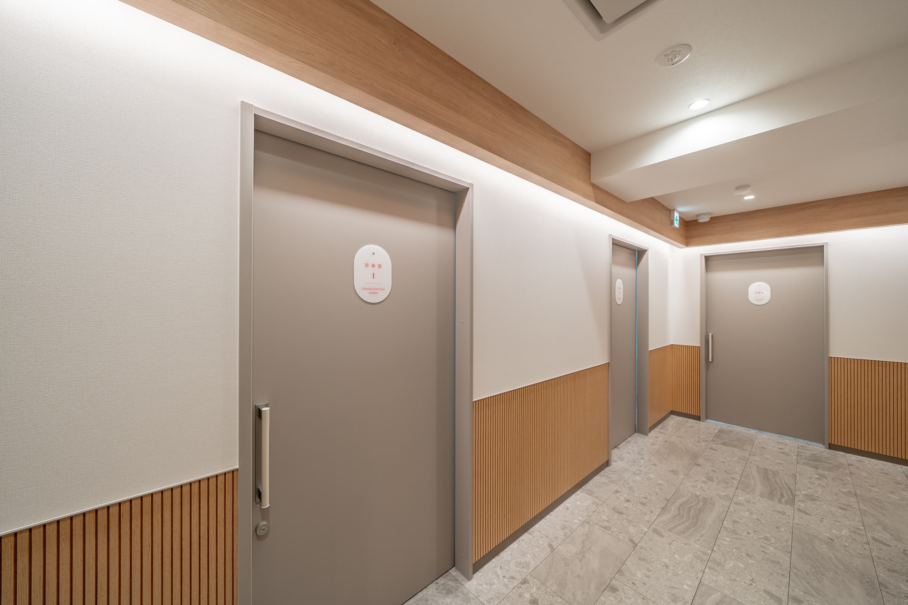 院内サインの再設計 — 廊下からの視線