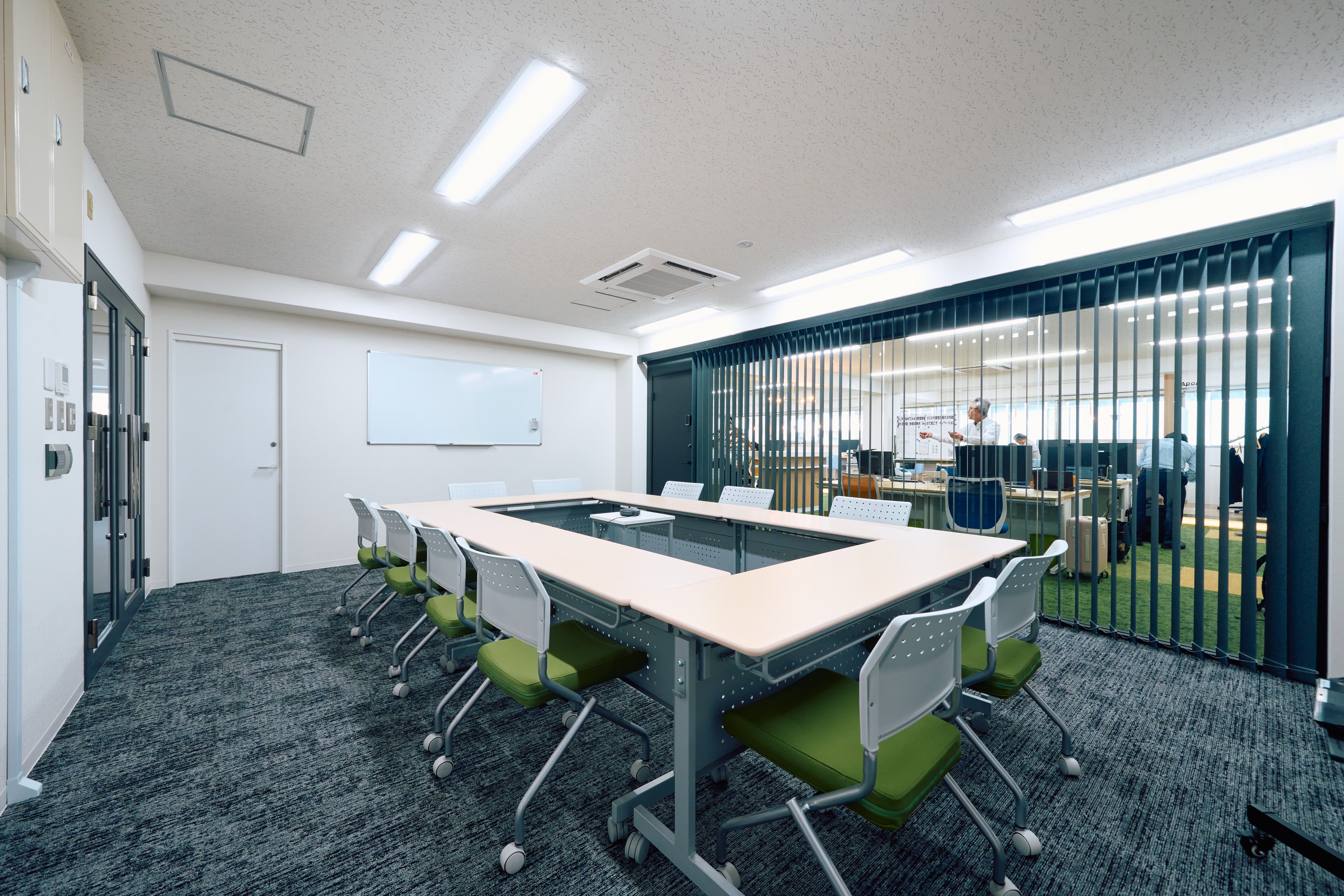 会議室の壁面と照明 — 壁面