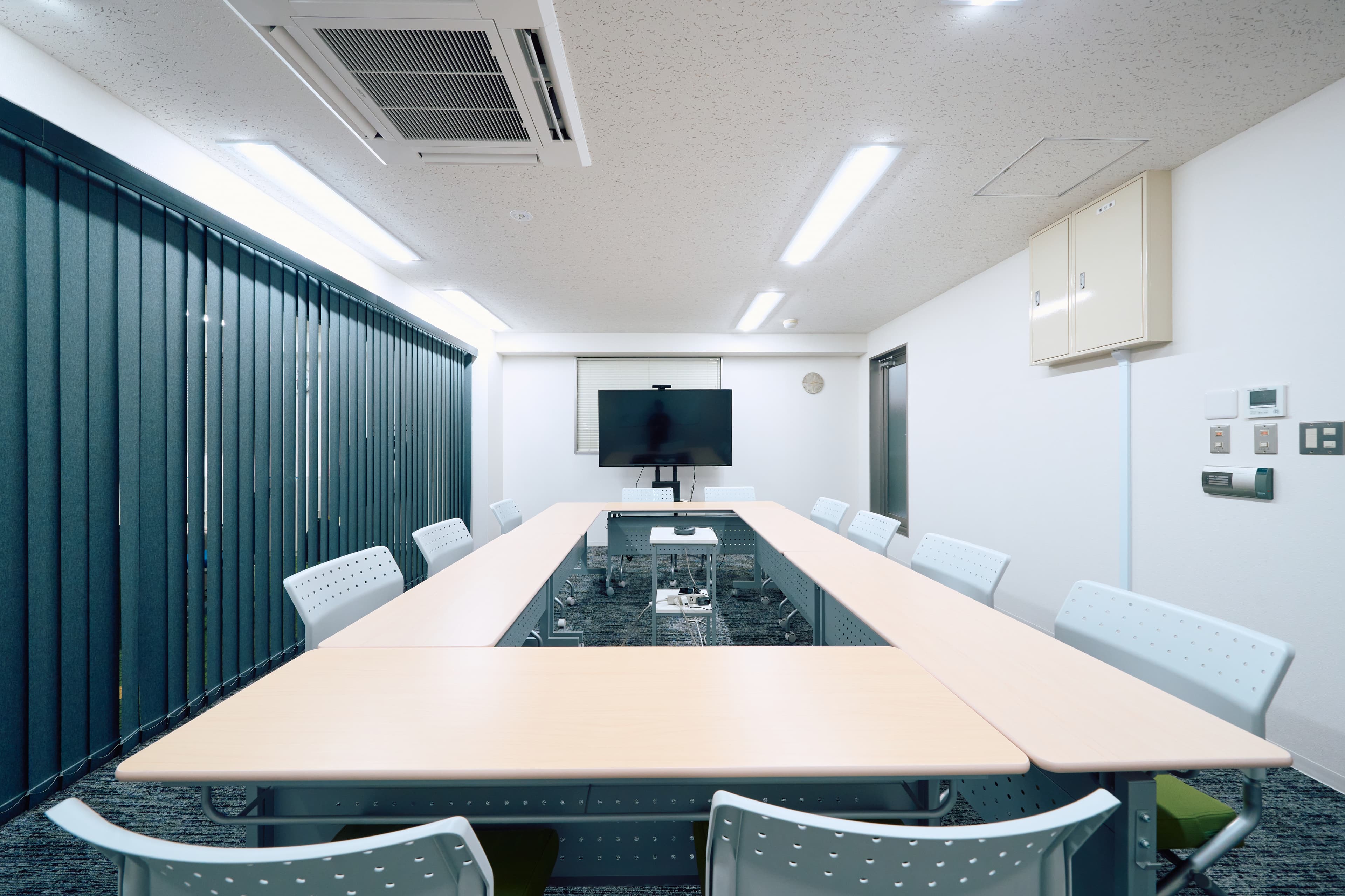 会議室の壁面と照明 — 照明