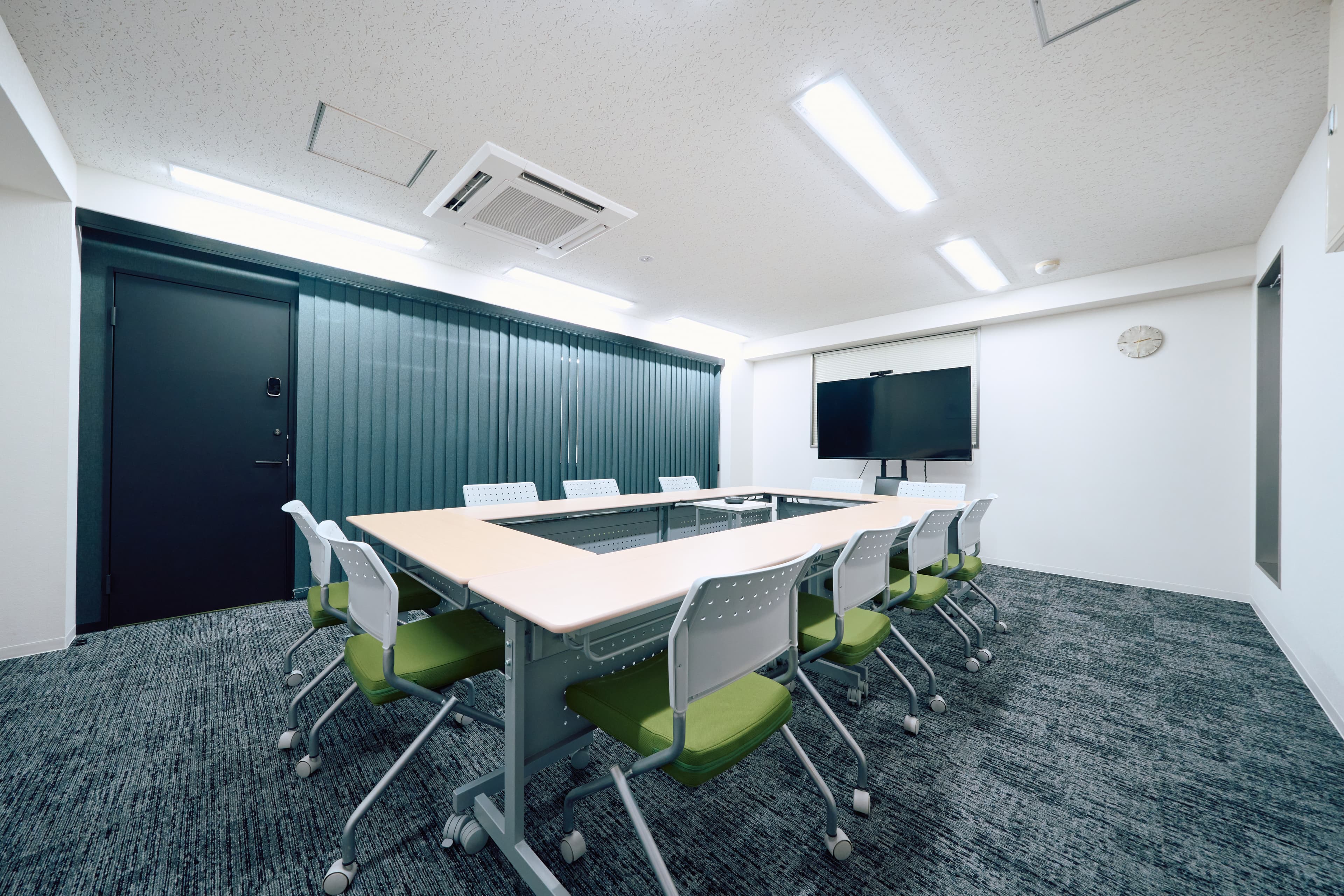 会議室の壁面と照明 After