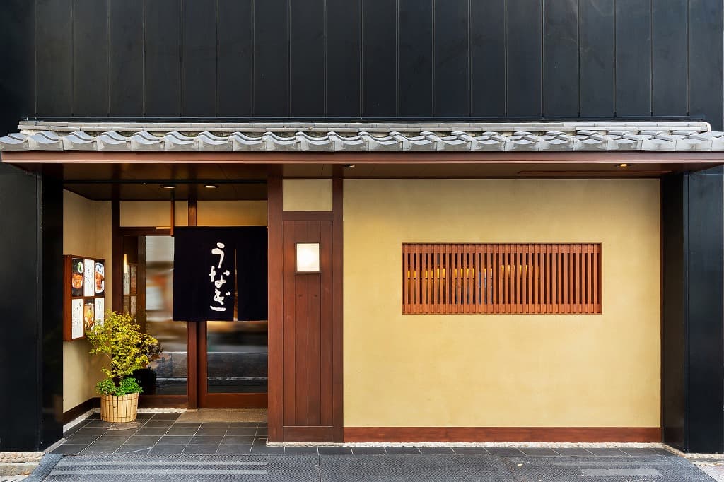 うなぎ店のエントランス — 看板と暖簾