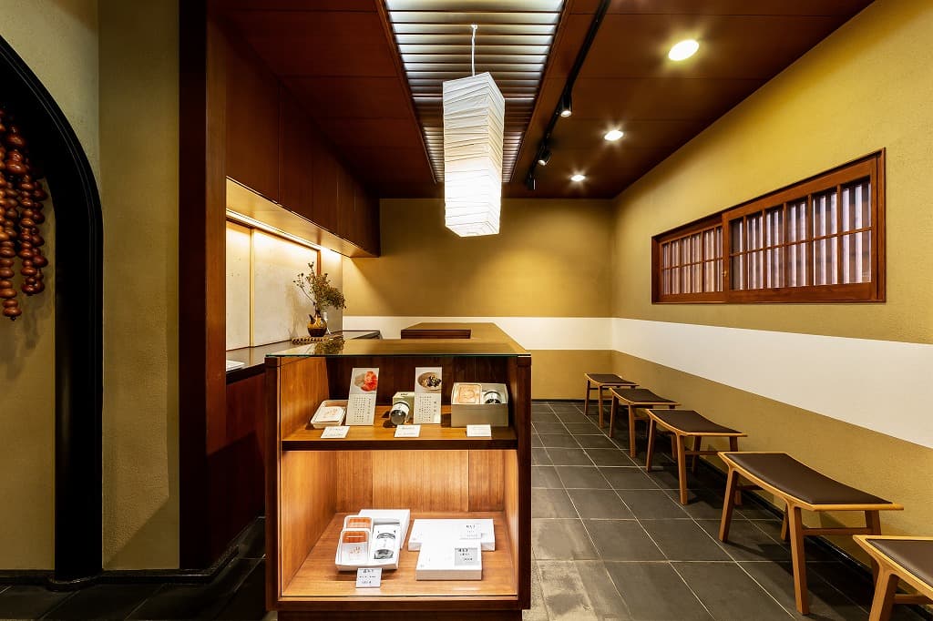 うなぎ店のエントランス — 通りからの見え方